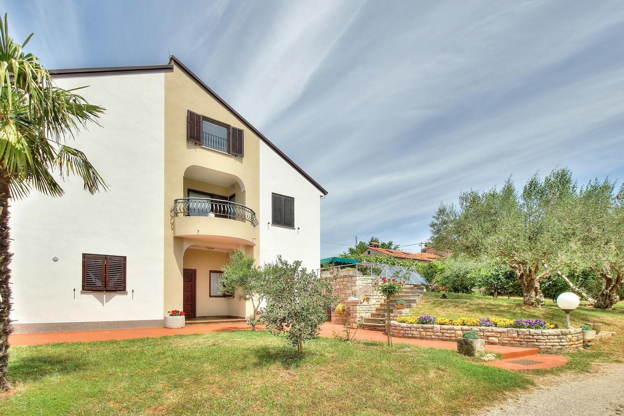 Nadia House With 3* Zambratija